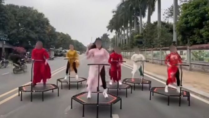 Hà Nội: Nhóm phụ nữ mang bạt nhún ra nhảy trong đền Hai Bà Trưng khiến dân tình sửng sốt