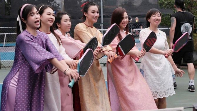 Áo dài phủ sóng sân Pickleball trước Tết Nguyên đán, bùng nổ tranh cãi về trang phục thi đấu