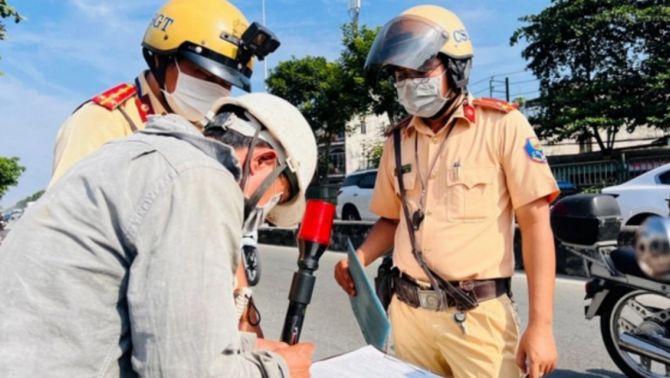 Nhiều người đi xe máy vẫn mắc lỗi này, mức phạt có thể lên tới 8 triệu đồng mà không hề hay biết