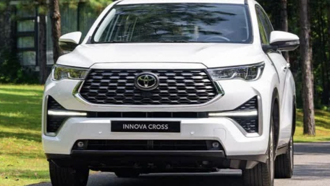 Toyota Innova Cross HEV giảm ‘chạm đáy’ trước Tết: Rẻ không tưởng, thời điểm vàng để xuống tiền