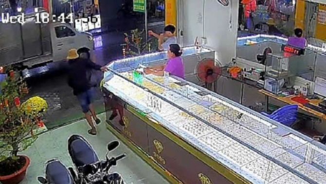 4 tiếng căng thẳng truy lùng đối tượng giả vờ mua rồi cướp vàng ở TP.HCM: Phát hiện ở nơi không ngờ