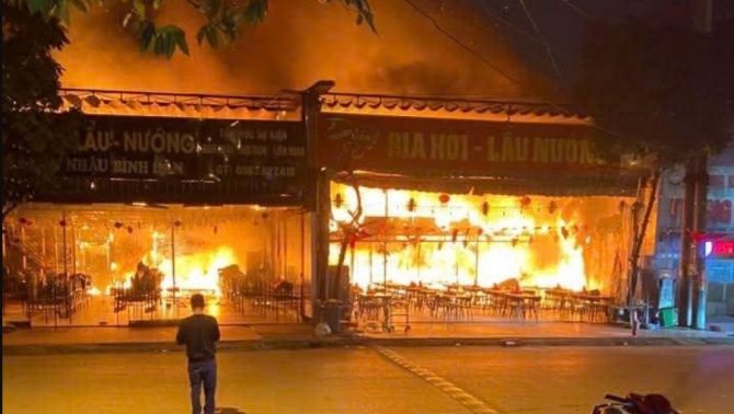 Bắc Ninh: Hiện trường gây xót xa vụ cháy lớn quán bia lúc rạng sáng khiến 1 nam thanh niên tử vong