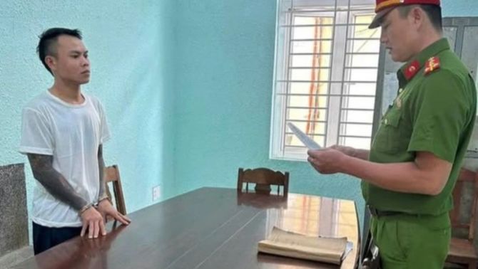 Trộm 7 con chó, dùng súng điện và bình xịt hơi cay chống trả công an: Kẻ manh động bị khởi tố