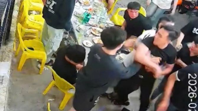 Từ chối uống bia, thanh niên ở TP.HCM bị đánh hội đồng ngay quán nhậu: Gia đình tiết lộ tình trạng