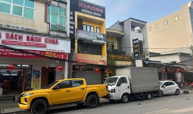 Cái kết vụ xe bán tải đậu trước nhà bị 2 ô tô vây chặt: Chủ xe phải xuống nước vì ‘ai lì hơn’?