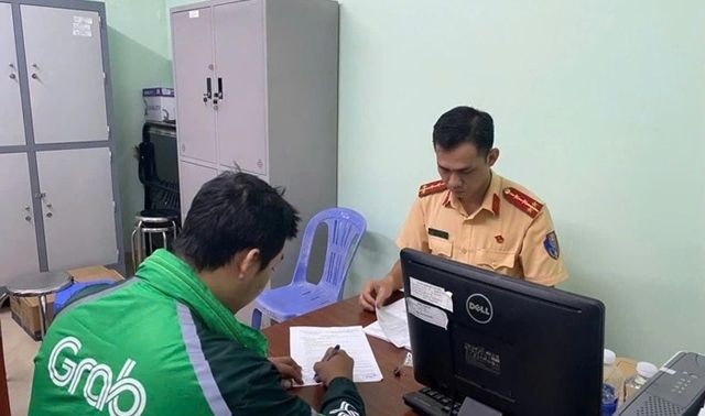 Đăng hình ảnh CSGT TPHCM lên mạng, nam Tiktoker bị phạt nặng