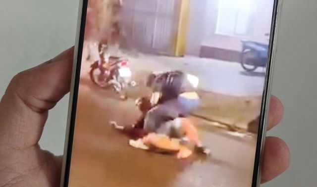 Hai người đàn ông 'thượng cẳng chân, hạ cẳng tay' gây náo loạn giữa đường TPHCM, hé lộ nguồn cơn