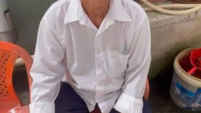 Xót xa vụ cụ ông đạp xe bán vé số bị giật sạch tài sản cận Tết, bật khóc cầu cứu công an