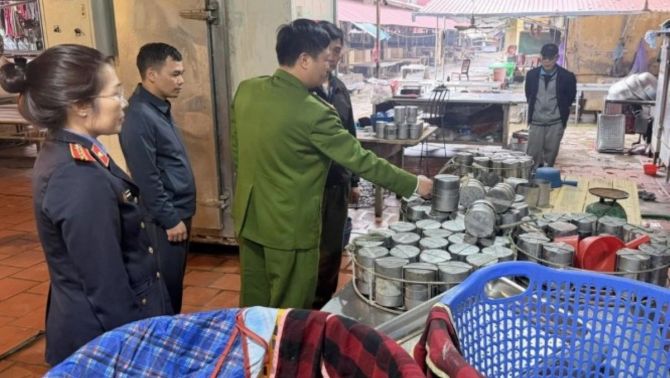 Phát hiện hàng trăm cây giò, túi xúc xích chứa chất cấm, khởi tố chủ cơ sở và con trai