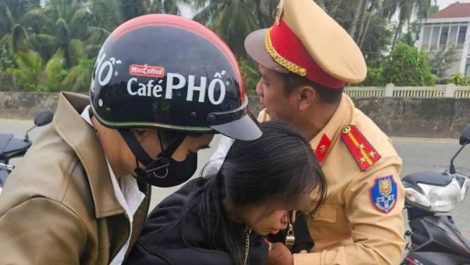 Nghẹt thở giải cứu nữ sinh 18 tuổi lên cơn co giật giữa đường ngày 29 Tết: Cái kết đầy xúc động!
