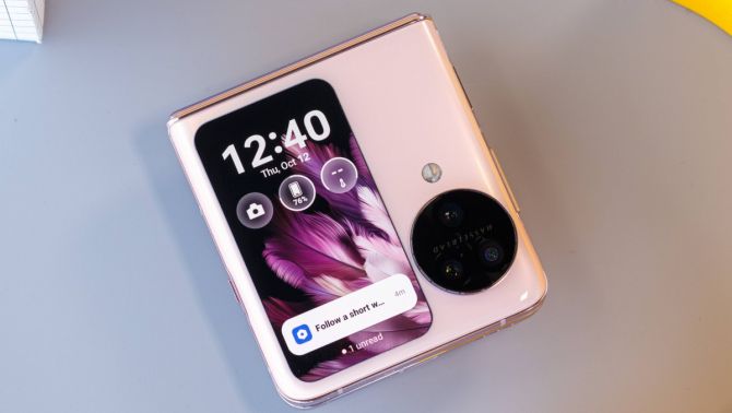 Đây là chiếc điện thoại màn gập giá rẻ nhất nhì Việt Nam, bản màu hồng đẹp như iPhone 15