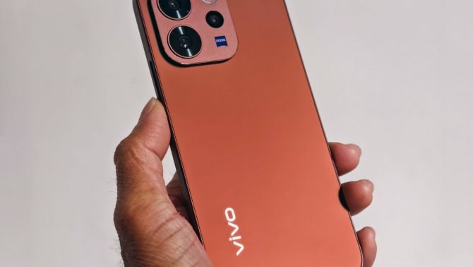 Mở hộp, đánh giá nhanh vivo V70 Elite: Tân binh giá rẻ, pin khủng, camera xịn đe nẹt Galaxy S25