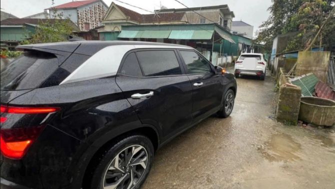 Người đàn ông đỗ xe kín ngõ làm chắn lối đi, khoe có quan hệ: Tài xế có thể bị xử phạt thế nào?