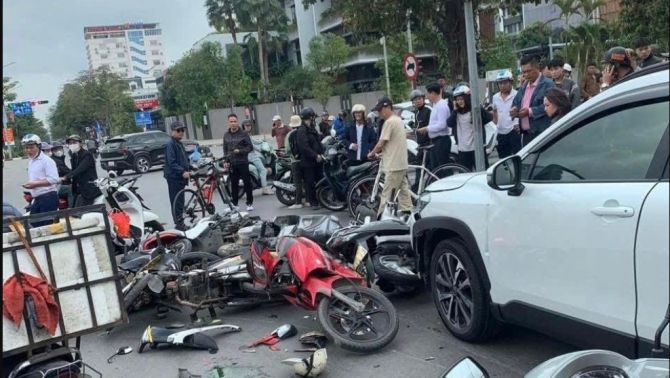 Vụ tài xế ô tô tông liên hoàn 12 xe máy đang chờ đèn đỏ: Hé lộ nguyên nhân ban đầu gây tai nạn