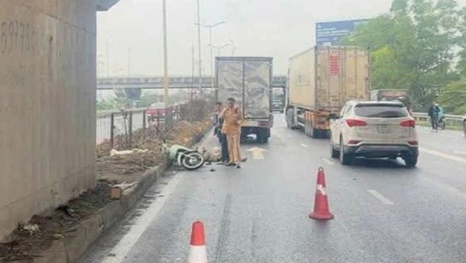 Hiện trường xe máy đi ngược chiều bị nghiền nát trên Quốc lộ 18, một người tử vong