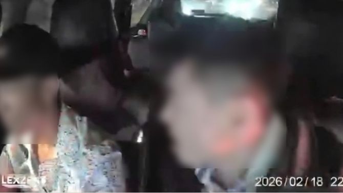 Người đàn ông đấm tài xế đang lái xe rồi xin lỗi khi thấy có camera: Lý do ra tay ‘trời ơi đất hỡi’