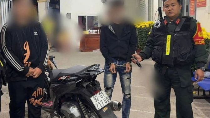 2 thanh niên 'choai choai' mang hung khí đi ‘đại náo’ phố đêm, bất ngờ gặp ngay lực lượng 911