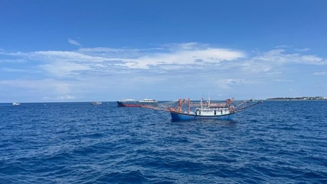 Ngư phủ đánh đồng nghiệp rơi xuống biển rồi cấm mọi người cứu vớt, nguồn cơn chỉ vì chiếc dây sạc