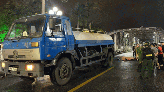 Xót xa khi thấy hiện trường nam thanh niên tử vong tại chỗ sau va chạm với xe bồn tưới nước