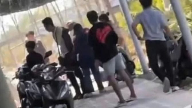 Cà Mau: Ném gạch đá lẫn nhau do mâu thuẫn thanh toán tiền, một cháu bé 11 tuổi bị thương nặng