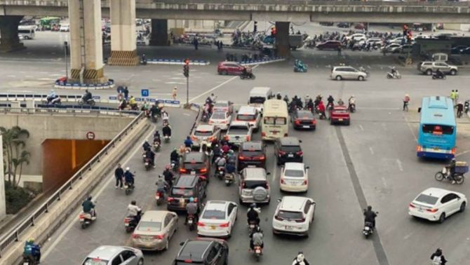 Chỉ trong ngày 24/2, hàng loạt phương tiện ở Hà Nội bị 'gọi tên' với những lỗi rất quen thuộc