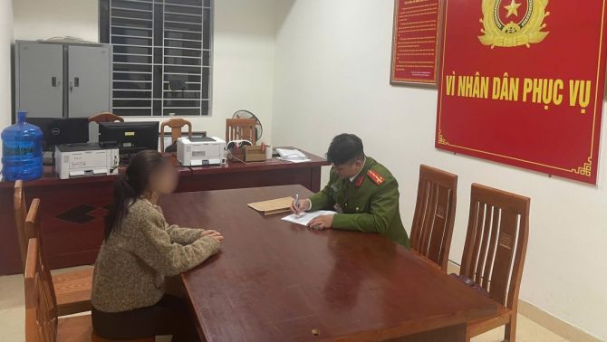 Danh tính 2 cô gái trẻ đánh người phụ nữ ngã gục xuống đường, hé lộ lời khai tại cơ quan chức năng