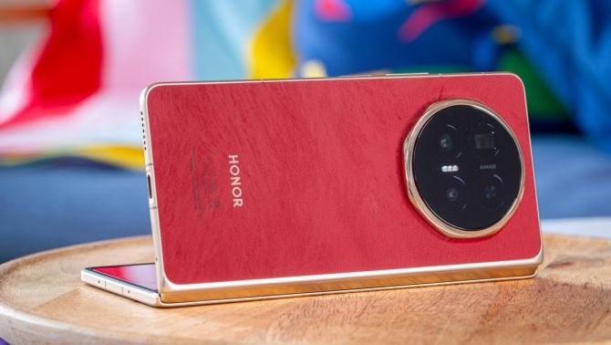 Trên tay Honor Magic V6 màu đỏ: Thiết kế da lộn độc lạ, ‘kỳ phùng địch thủ’ của Galaxy Z Fold7