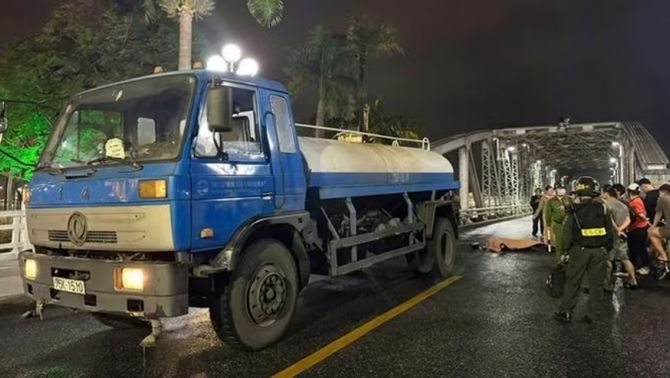 Huế: Hiện trường vụ nam thanh niên mặc áo Grab tử vong tại chỗ sau khi tông đuôi xe bồn rửa đường