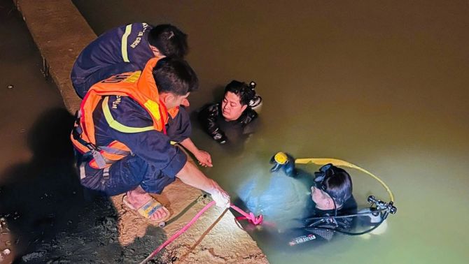 Hiện trường trục vớt thi thể tài xế mất tích sau khi lao ô tô xuống sông, làm rõ nguyên nhân gây ra tai nạn?