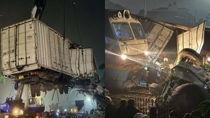 Toàn cảnh cứu hộ tài xế vụ tàu hỏa va chạm xe tải ở Hà Nội, làm rõ trách nhiệm các bên liên quan