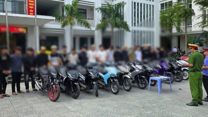 Khởi tố nhóm thanh thiếu niên mang hung khí gây rối trên đường phố sáng mùng 1 Tết, tình trạng nạn nhân hiện tại? 