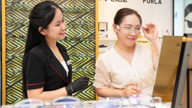 Kính Hải Triều tư vấn: Cách tìm cặp mắt kính chính hãng phù hợp