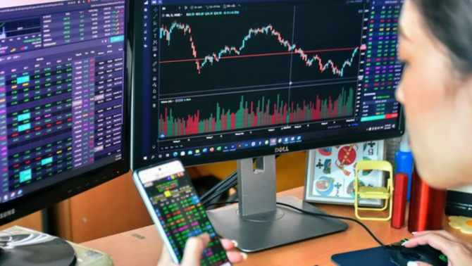 Khối ngoại rút ròng hàng nghìn tỷ, tự doanh bất ngờ tung tiền gom mạnh nhất tháng