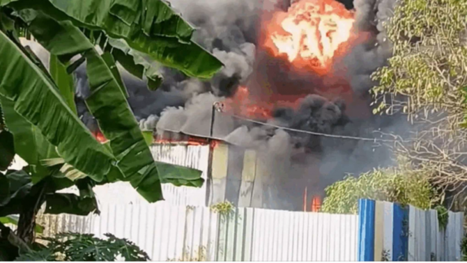 Hiện trường vụ cháy lớn tại công ty nệm ở TPHCM: Khói cao hàng chục mét, cháy rụi nhà kho