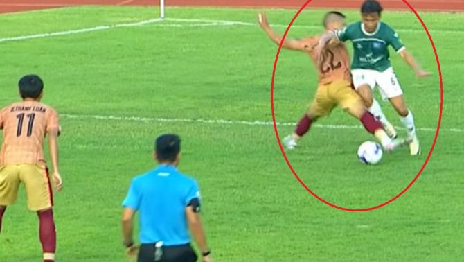 Tình huống hy hữu ở V.League 2, trận đấu không có VAR nhưng cầu thủ vẫn yêu cầu trọng tài 'xem lại'