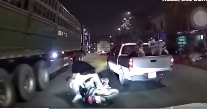 Dư luận bức xúc về clip xe bán tải tạt đầu, ép nữ tài xế xe máy đang chở con nhỏ ngã xuống đường