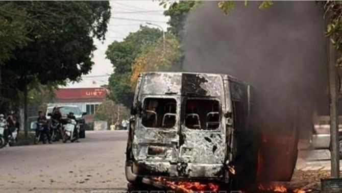 Bắc Ninh: Hiện trường vụ xe ô tô 16 chỗ bốc cháy dữ dội khi đang di chuyển, tình hình tài xế?