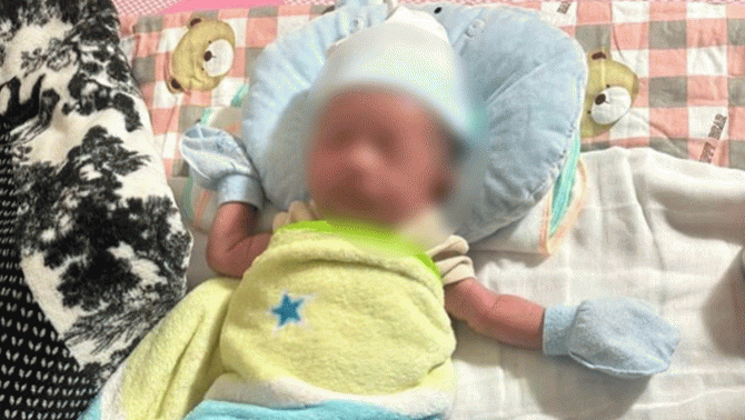 Tình hình sức khỏe cháu bé 5–7 ngày tuổi bị bỏ rơi ở gần nghĩa trang, ai đang tạm thời nhận nuôi bé?