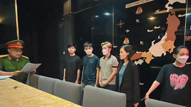 Lý do người đàn ông bị chủ và nhân viên quán karaoke ở TP.HCM đánh, lột quần áo? Truy tố các bị can