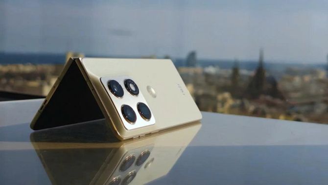 Trải nghiệm Motorola Razr Fold ra mắt: RAM 16GB, pin 6.000mAh, camera Sony cao cấp, tham vọng thống trị phân khúc gập