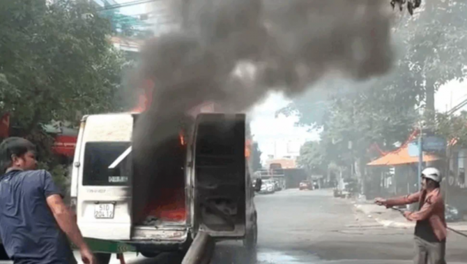 Hiện trường ô tô 16 chỗ bốc cháy ngùn ngụt trên bàn nâng xe cứu hộ, hé lộ nguồn cơn ban đầu