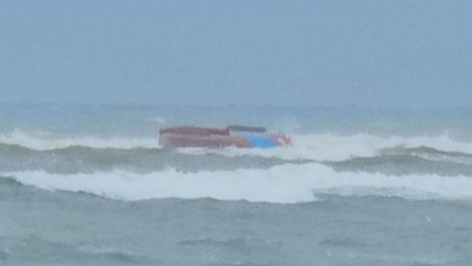 Diễn biến vụ lật tàu cá tại cửa biển Nhật Lệ, tình hình 7 thuyền viên rơi xuống biển