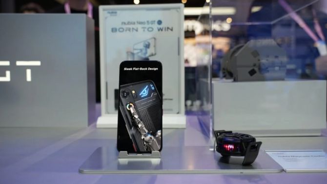 Nubia Neo 5 GT ra mắt với hệ thống làm mát bằng quạt tích hợp, màn hình AMOLED 144Hz và pin 6210mAh.