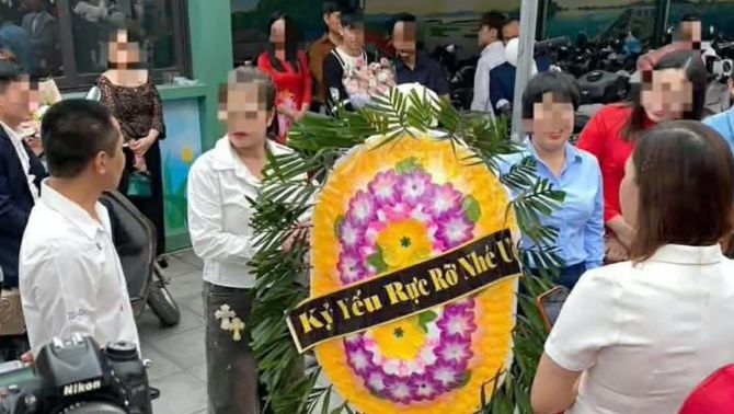 Thực hư chuyện học sinh mang vòng hoa tới trường ngày chụp ảnh kỷ yếu, nhà trường lên tiếng 