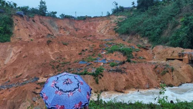 Hiện trường lũ quét cuốn đất đá vùi lấp 3 người ở Quảng Ngãi, tình hình sức khoẻ các nạn nhân còn lại