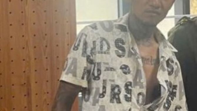 Đột nhập phòng trọ lúc rạng sáng, kẻ lạ mặt kề dao uy hiếp nữ nạn nhân để cướp tài sản