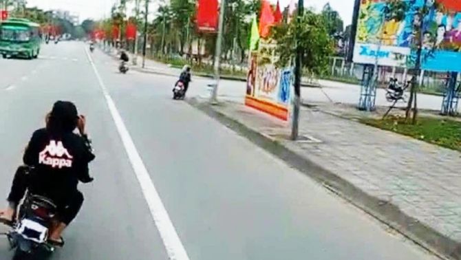 Quảng Ngãi: Nhóm thanh niên lạng lách, tạt đầu xe chở quân để ‘cổ vũ’ bạn đi nghĩa vụ quân sự