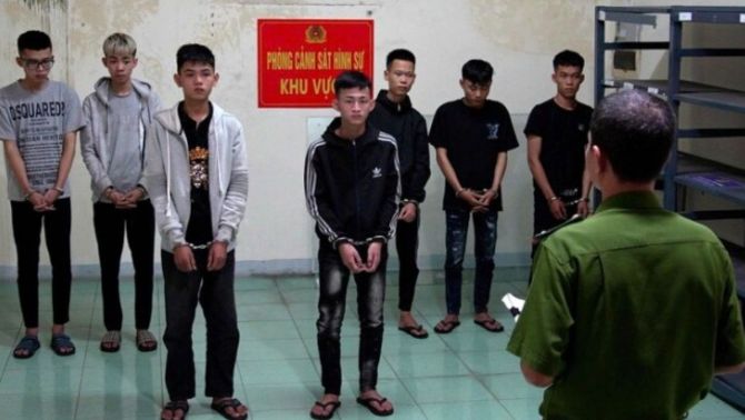 Từ mâu thuẫn với nhân viên quán nhậu nhóm thánh niên vác rựa, ba chỉa chém 2 người thương vong