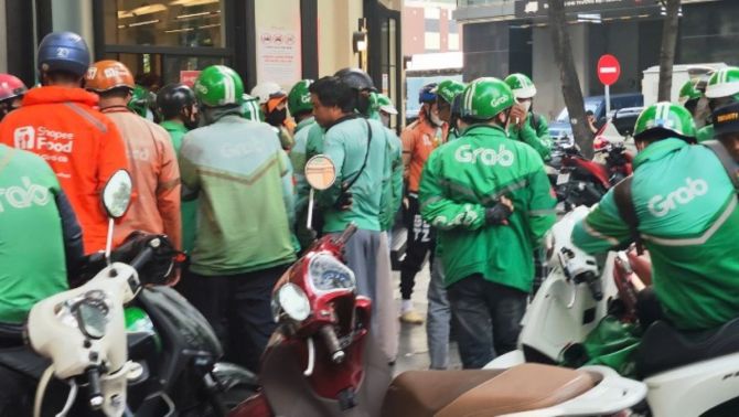 Giá dầu tăng vọt, xăng trong nước leo thang: Cổ phiếu nào 'hốt bạc', ngành nào đứng trước sóng gió?