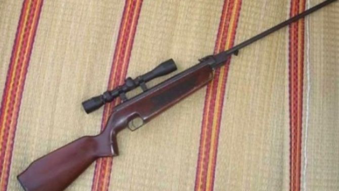 Hà Nội: Bị mắng trong bàn nhậu, người đàn ông mang súng quay lại bắn chú ruột trọng thương